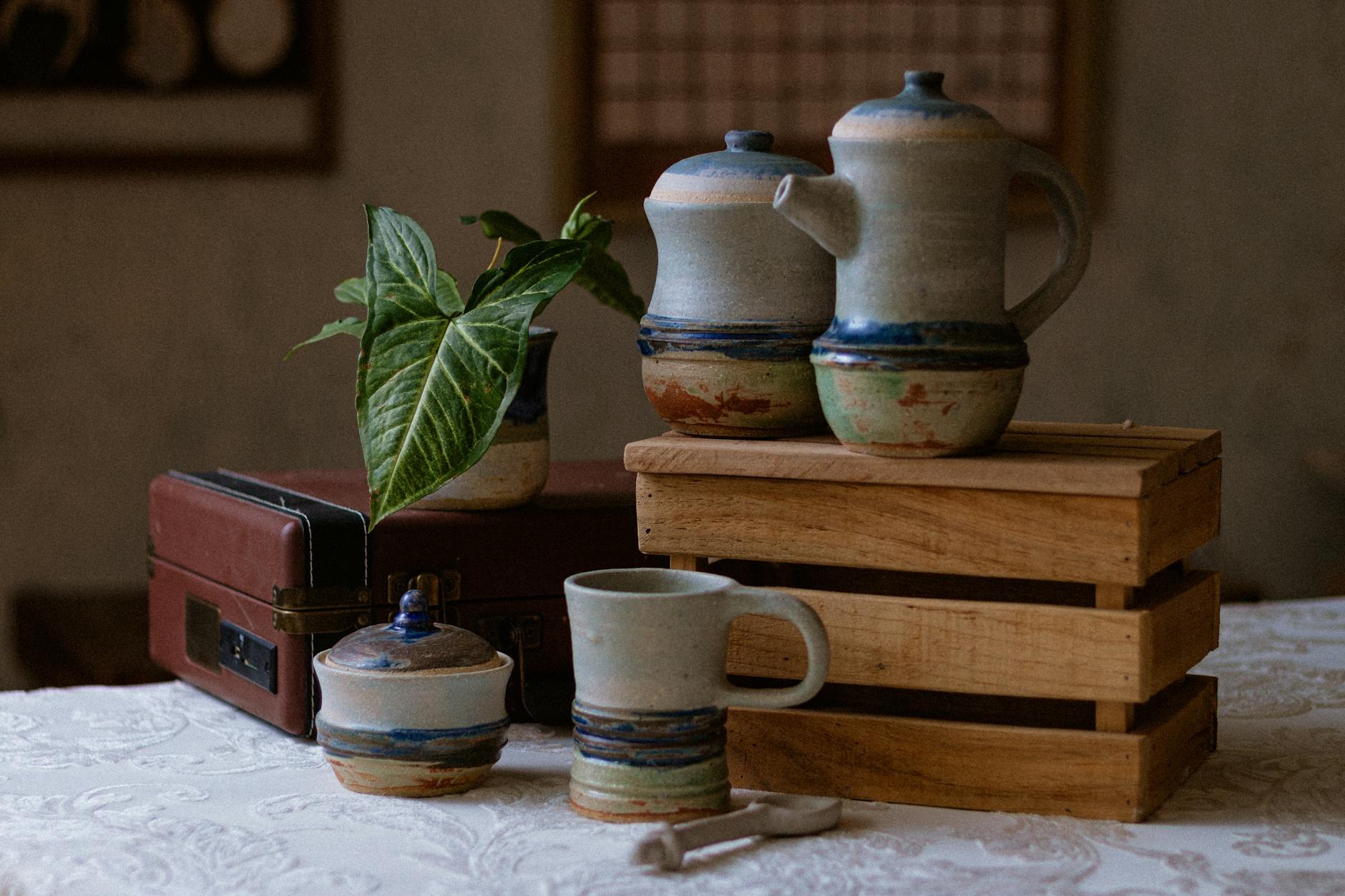 Parabet composition showing varied angles and lighting techniques for ceramic mugs